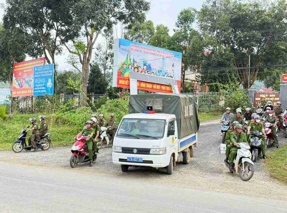 Luc luong cong an xa dong vai tro nong cot trong viec dam bao an ninh trat tu, pho bien phap luat cho ba con. Anh: Bao Lam