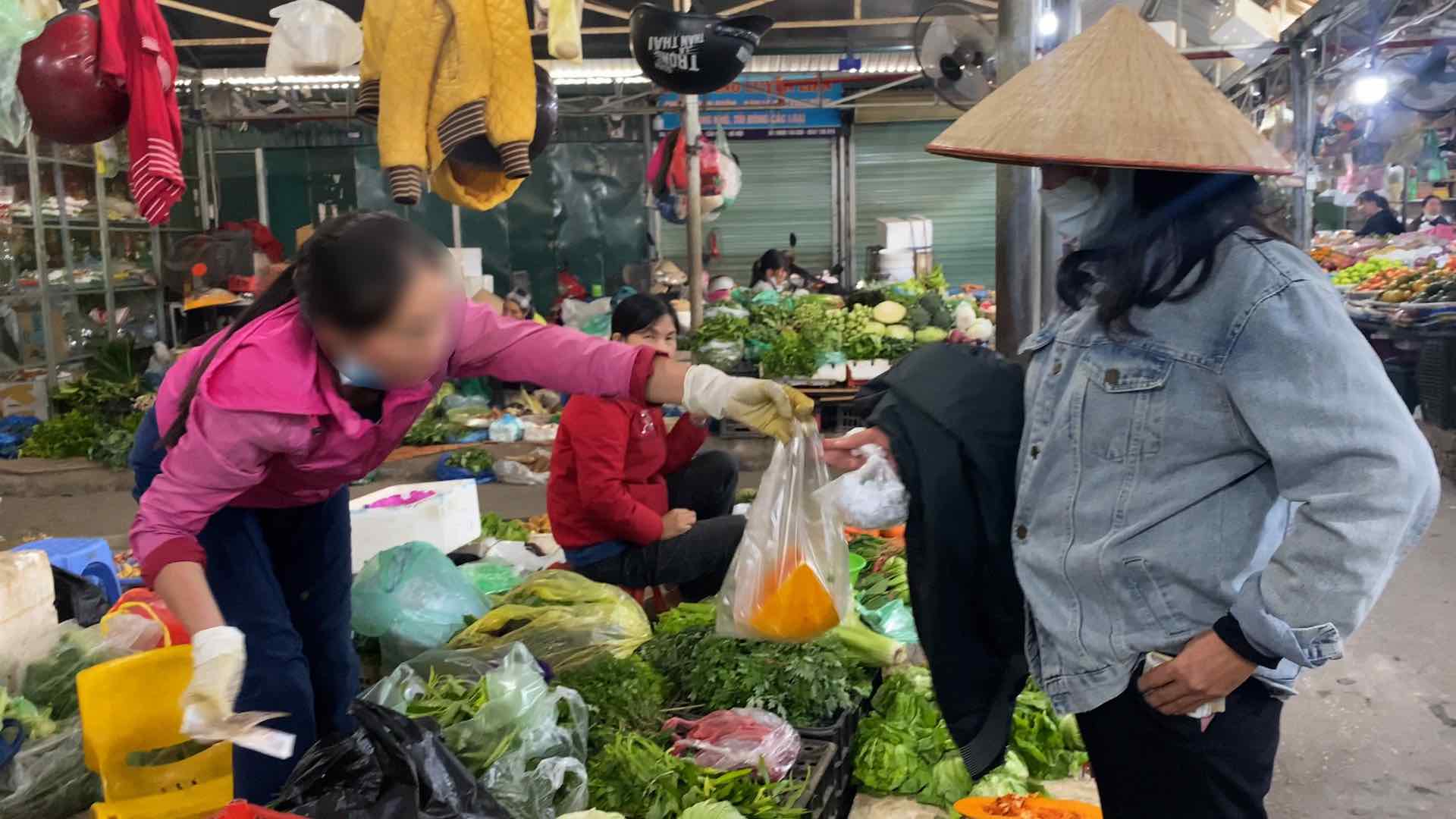 Hanoi strives that by the end of 2026, 70-80% of traditional markets will not use hard-to-decompose plastic bags. Photo: Minh Ha