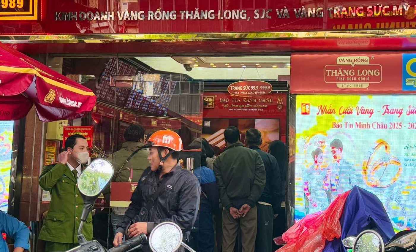 Muchas personas esperan en una joyeria de oro y plata en Hanoi para comprar anillos de oro el 20 de diciembre. Foto: Duc Anh