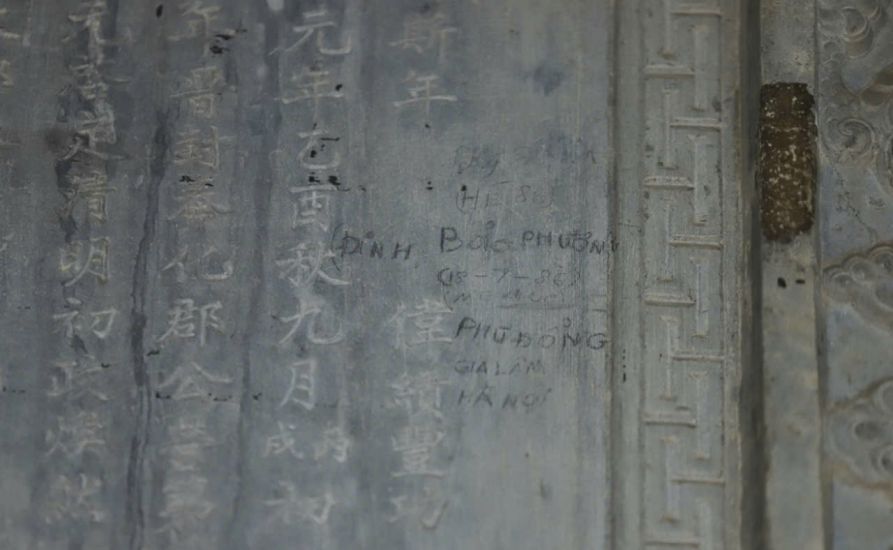 La cerveza 'Thanh Duc Than Cong Bi Ky' esta ubicada en el mausoleo de la tumba del rey Khai Dinh que ha sido invadida recientemente. Foto: Tuong Minh