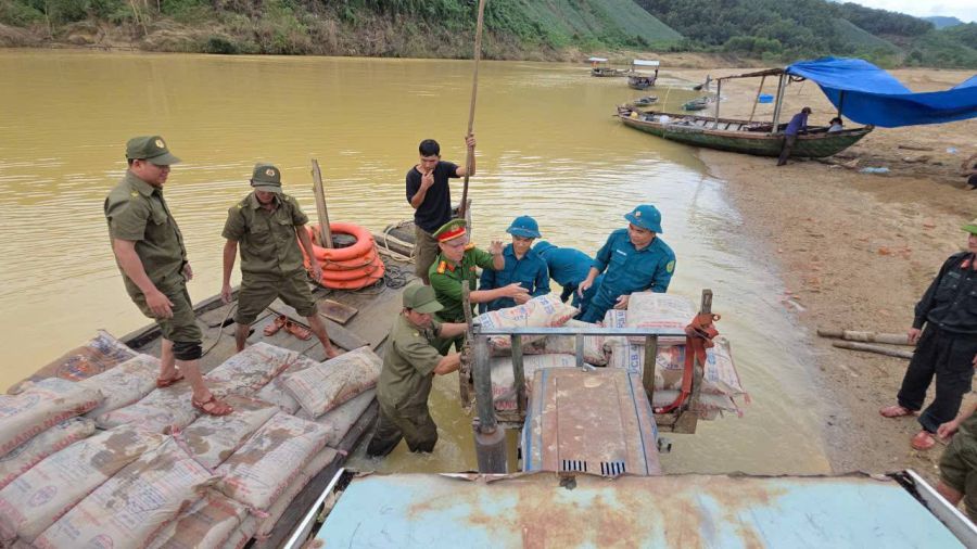 Responding to Quang Trung's campaign, the Da Nang armed forces quickly rebuilt new roofs, helping people in the mountainous areas settle down. Photo: Truong An