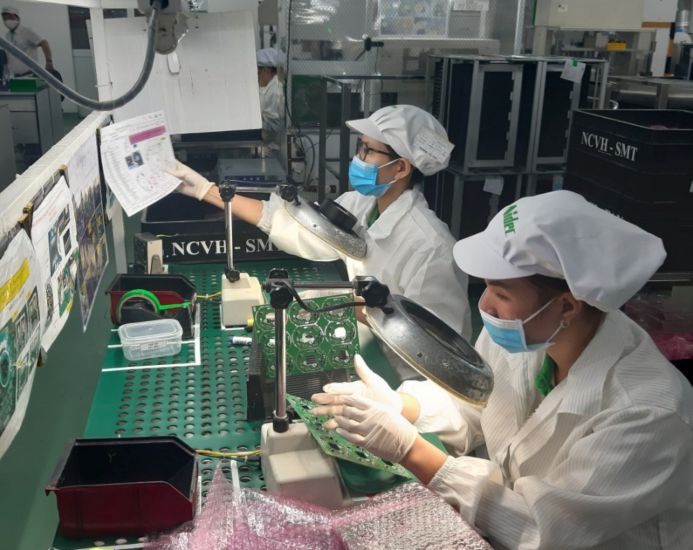 니덱 베트남 회사의 많은 노동자들이 급여 수당을 전액 지급받고 있습니다. 사진: 득롱