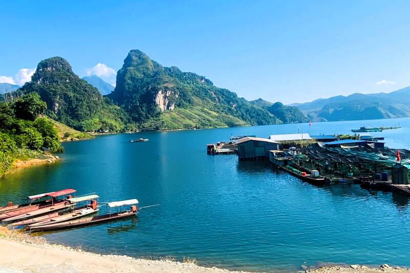 Lòng hồ Thủy điện Sơn La khu vực bản Nà Nong, xã Chiềng Lao. Ảnh: Trường Sơn