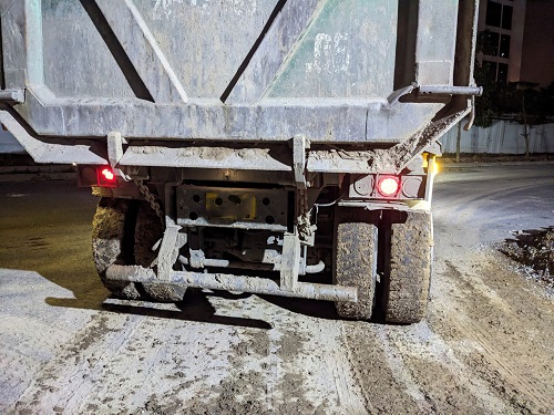 Hanoi will cool vehicles carrying construction materials, uncovered waste, and allowed to dump soil, sand, garbage, and materials onto the road. Photo: Dung Vu