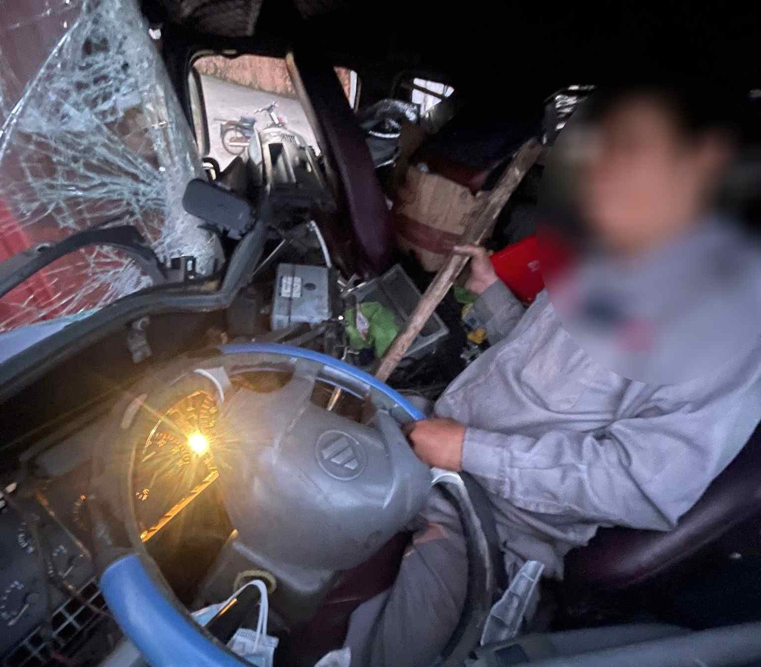 Tai xe mac ket trong cabin xe. Anh: Ban doc cung cap