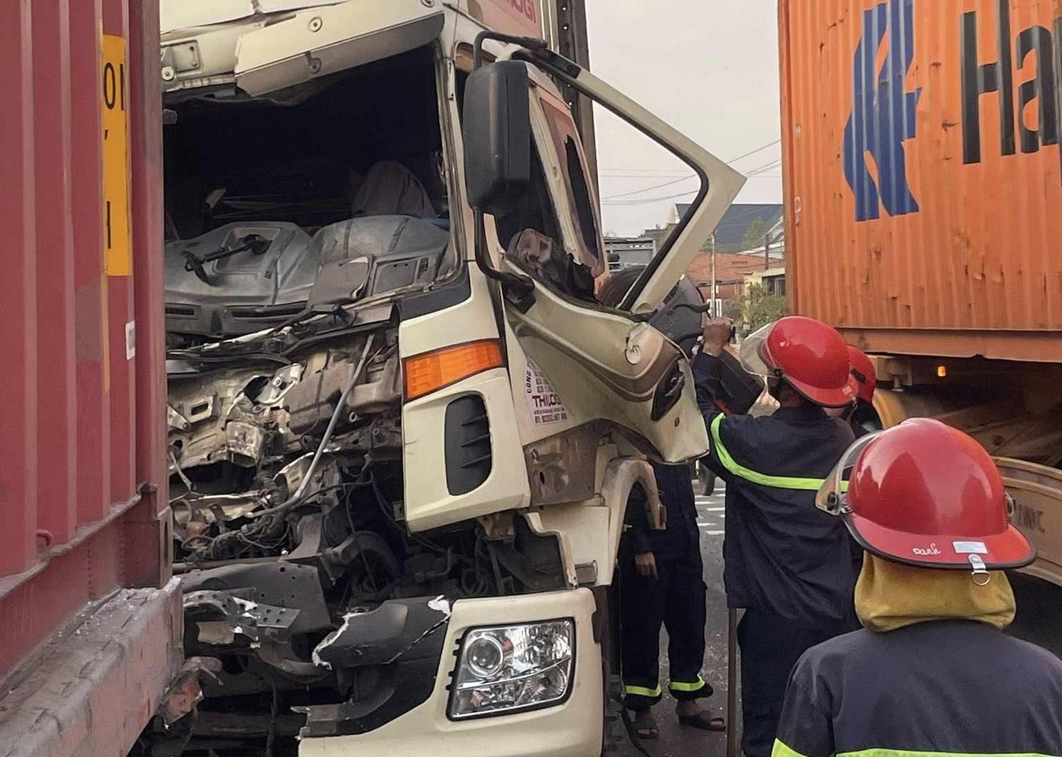 Escena del accidente que dejo al conductor atrapado en la cabina. Foto: Proporcionada por el lector