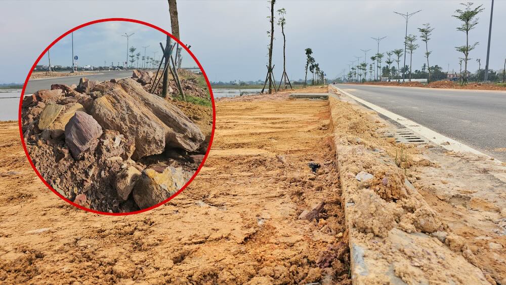 El contratista retira las piedras phong hoa del proyecto de carretera de cien mil millones de VND en Hue tras la denuncia de la prensa. Foto: Nguyen Luan