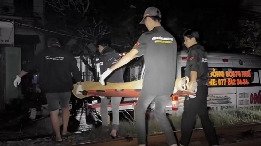 The deceased man was taken home for funeral arrangements. Photo: N. Hoang.