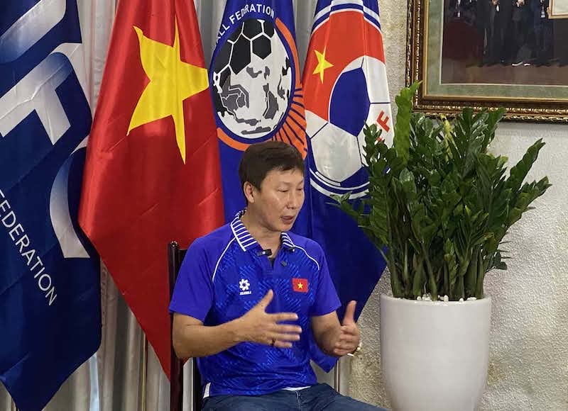 HLV Kim Sang-sik tra loi phong vien Bao Lao Dong sang 22.12. Anh: Minh Anh