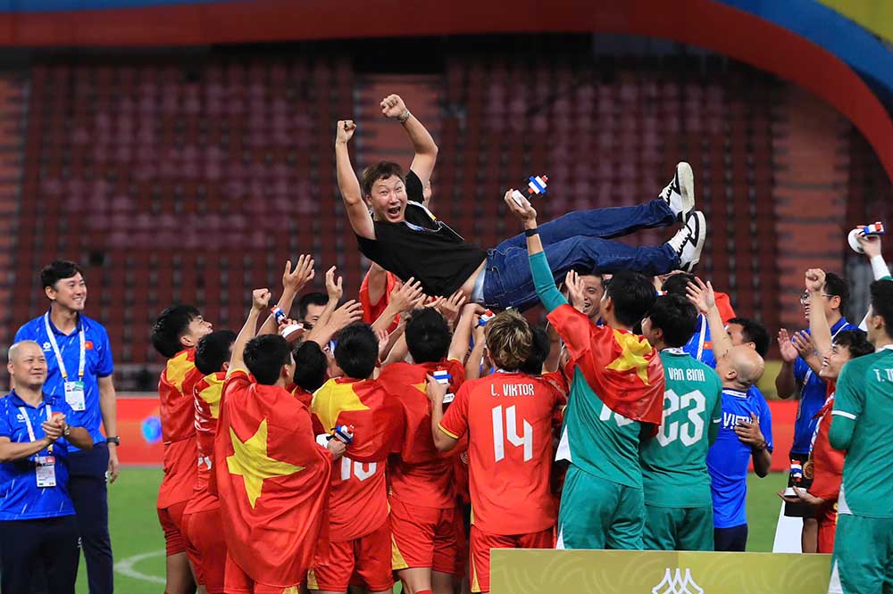 Huan luyen vien Kim Sang-sik thanh cong cung cac doi tuyen bong da nam Viet Nam. Anh: Minh Dan