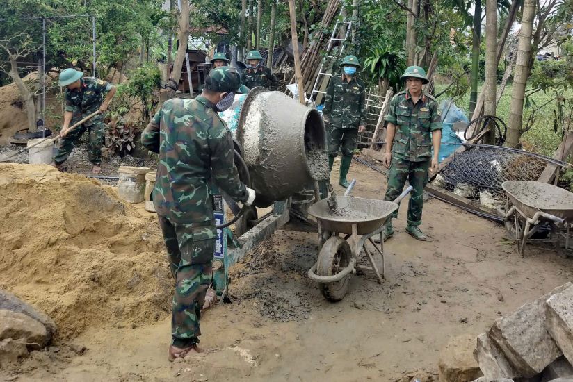 Bo Chi huy Quan su thanh pho Da Nang da dong loat mo mong, trien khai thi cong 3/5 can nha ho tro cac ho dan bi thiet hai nang do mua lu tai tinh Dak Lak. Anh: Van Vien