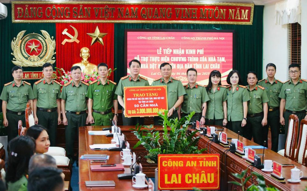 하노이시 공안 및 하노이시 공안 노동조합 실무단이 라이쩌우성에서 임시 주택 및 허술한 주택 철거 지원금을 전달하고 있습니다. 사진: Duc Hai