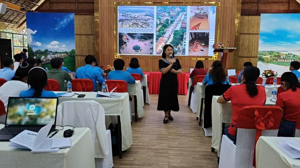 Funcionarios sindicales de base asisten a una clase de capacitacion sobre proteccion ambiental seguridad e higiene laboral organizada por la Federacion Laboral Provincial de Vinh Long. Foto: Hoang Loc