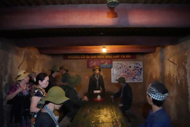 Nguoi dan, du khach tham quan Dia dao Cu Chi. Anh: Anh Tu