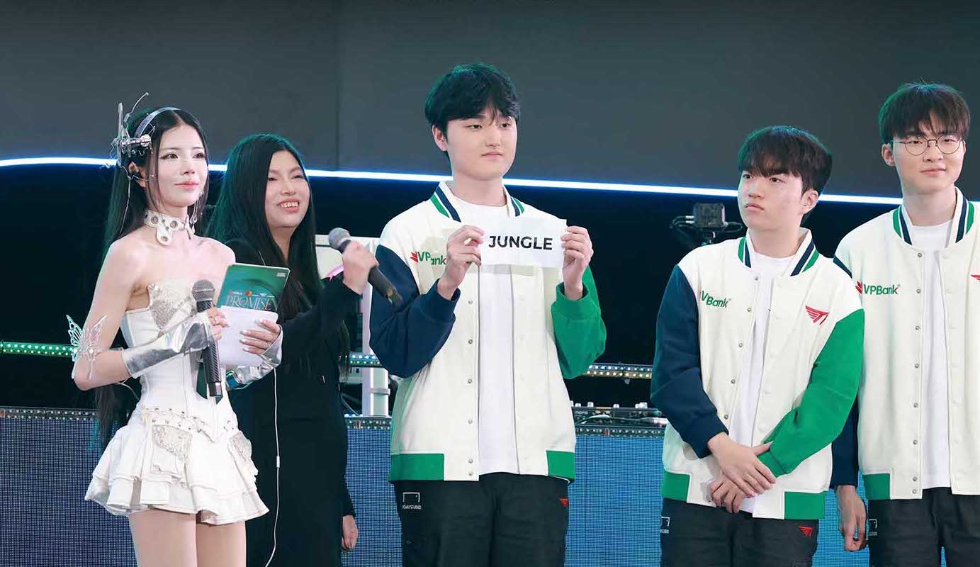 Man boc tham chon vi tri cua cac tuyen thu T1 trong tran dau tien cua man showmatch. Anh: Ban to chuc cung cap