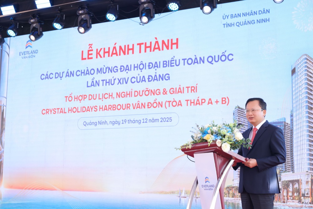 Ong Cao Tuong Huy - Uy vien BTV Tinh uy, Bi thu Dang uy, Chu tich HDND Dac khu Van Don phat bieu tai buoi le. Anh – Everland Group.