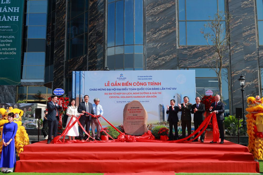 Cac dai bieu thuc hien nghi le gan bien “Cong trinh chao mung dai hoi dai bieu toan quoc lan thu XIV cua Dang” cho du an Crystal Holidays Harbour Van Don. Anh – Everland Group.