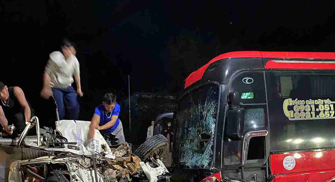 Image of the collision between a truck and a passenger car in Dak Lak. Photo: Provided by the police