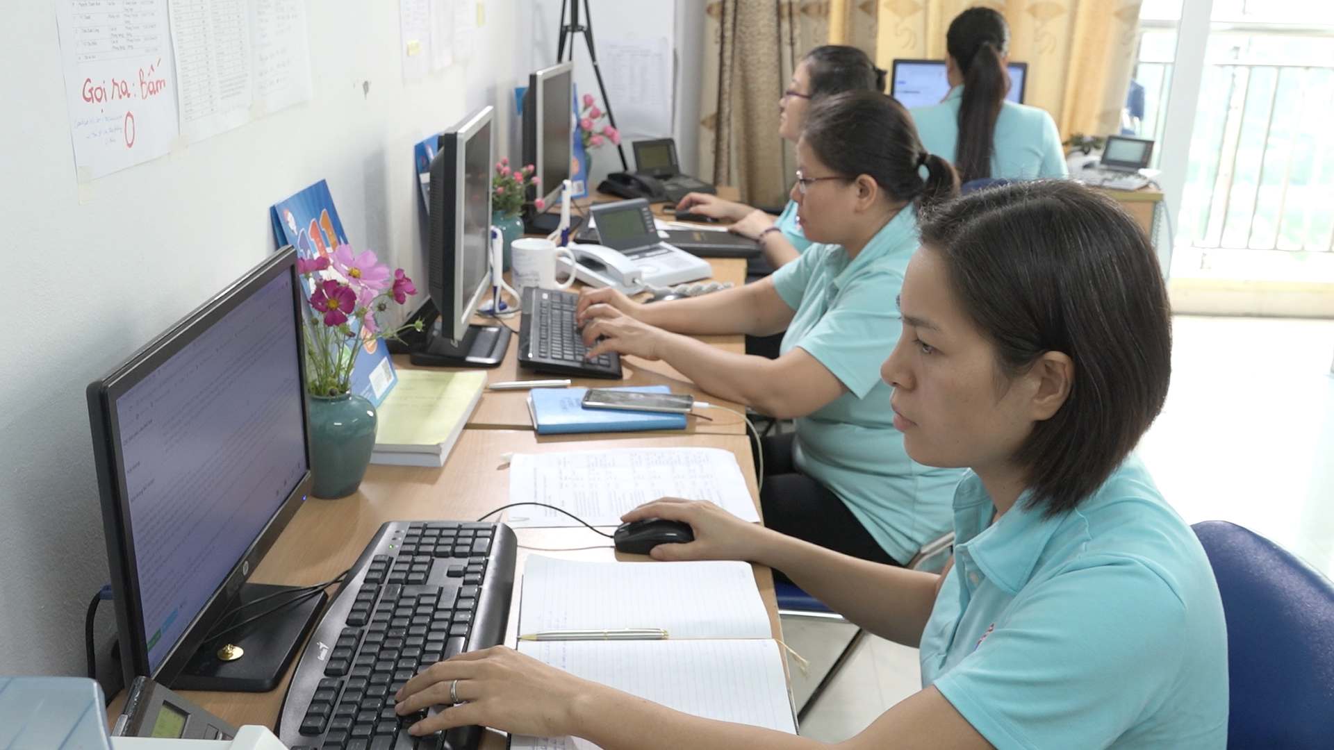 Tong dai 111 la kenh de gia dinh, nha truong, chinh tre em bao tin som khi phat hien cac dau hieu bat thuong tren moi truong mang. Anh: Tong dai 111 cung cap