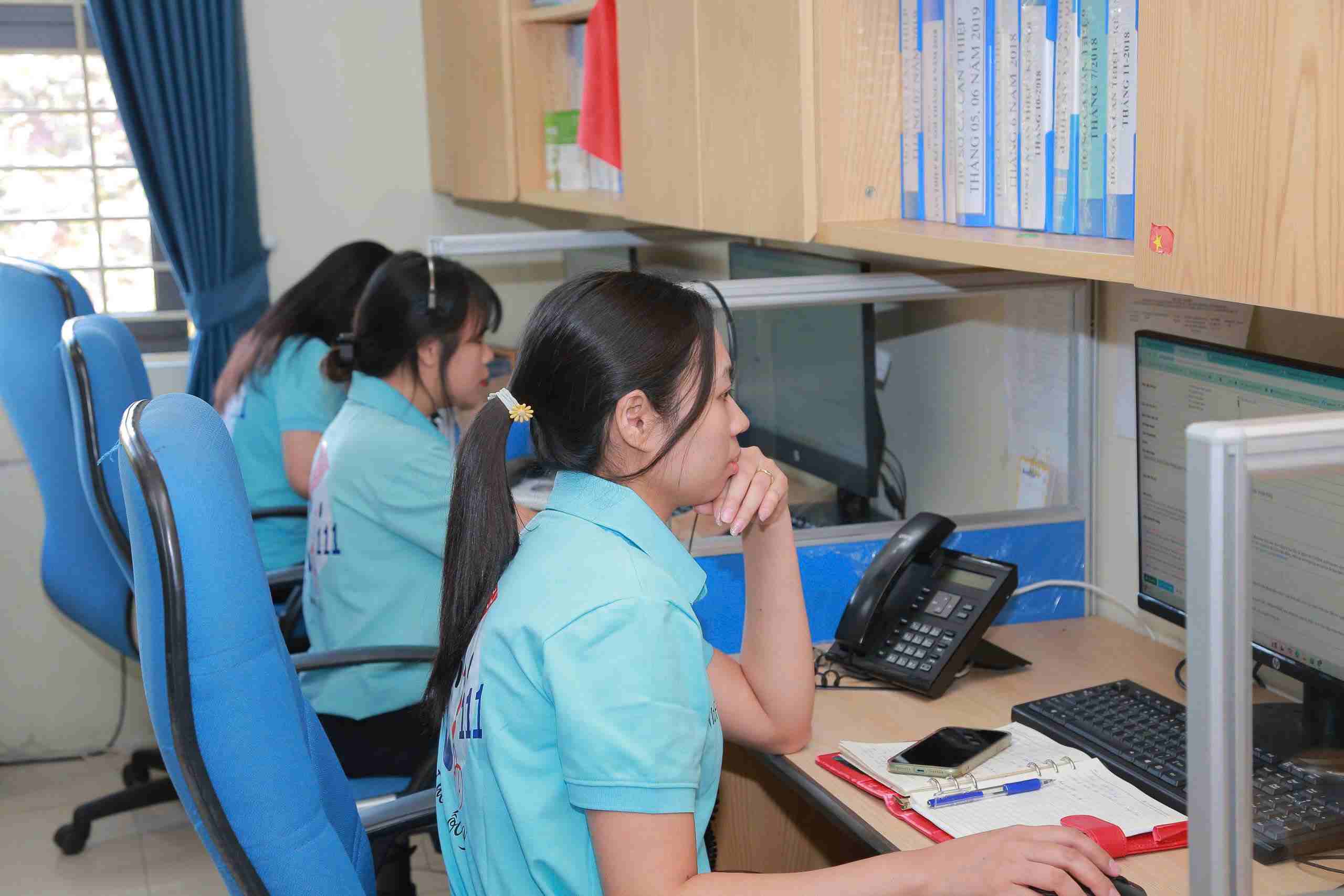 The staff of National High School 111 are on duty to process information related to child protection activities. Photo: Provided by hotline 111