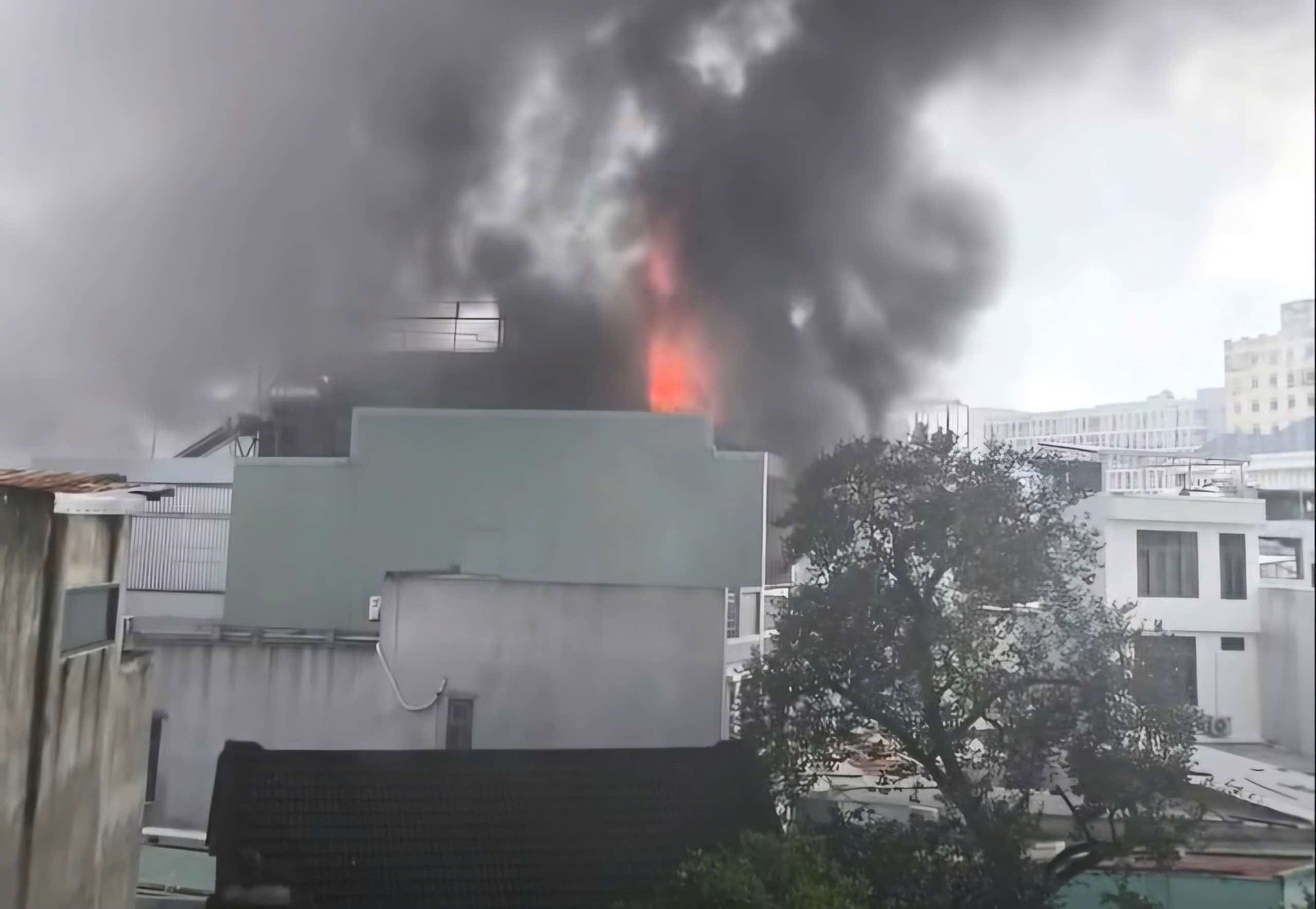 Una casa de 2 pisos en el kiet 21 de la calle Ha Thi Than (barrio de An Hai ciudad de Da Nang) se incendio violentamente. Foto: Mai Vy