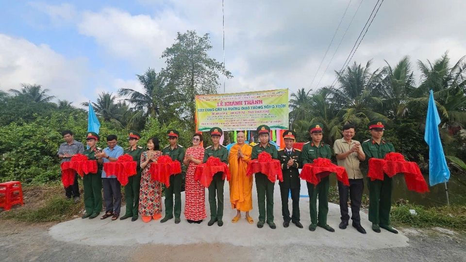 Vinh Long inaugurates 22/12 bridge and An Hoa B rural traffic road to serve local people. Photo: Hoang Loc