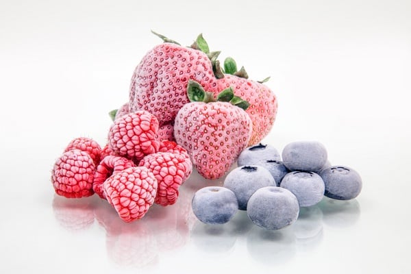 Blueberries and frozen strawberries help stabilize blood pressure and protect the heart. Photo: Nhu Ha