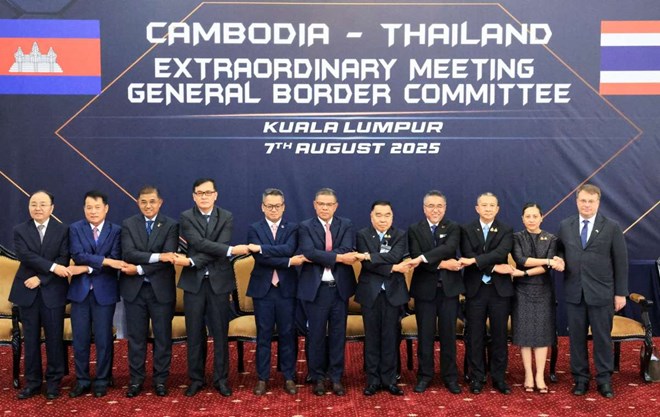Delegacion de Tailandia y Camboya junto con el Ministro del Interior de Malasia Saifuddin Nasution Ismail (centro) antes de la reunion del Comite General de Fronteras Especiales (GBC) en Kuala Lumpur Malasia el 7 de agosto de 2025. Foto: AFP