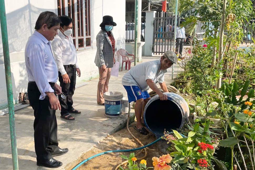 Can bo y te tuyen truyen nguoi dan thuc hien cac bien phap ve sinh moi truong. Anh: So Y te