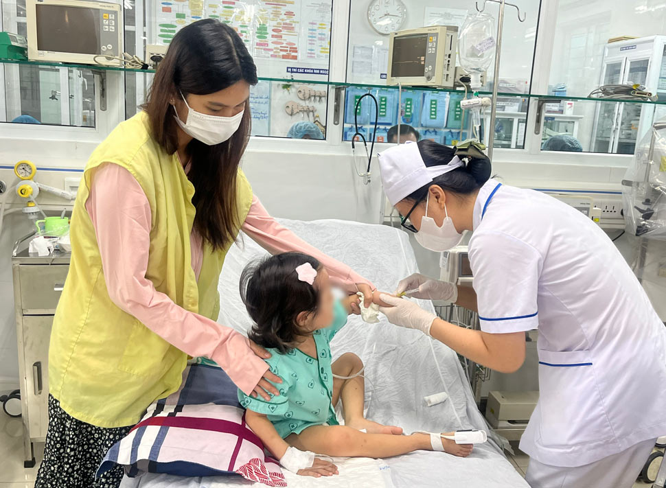 Equipo medico que cuida la salud de los niños enfermos en Gia Lai. Foto: Departamento de Salud