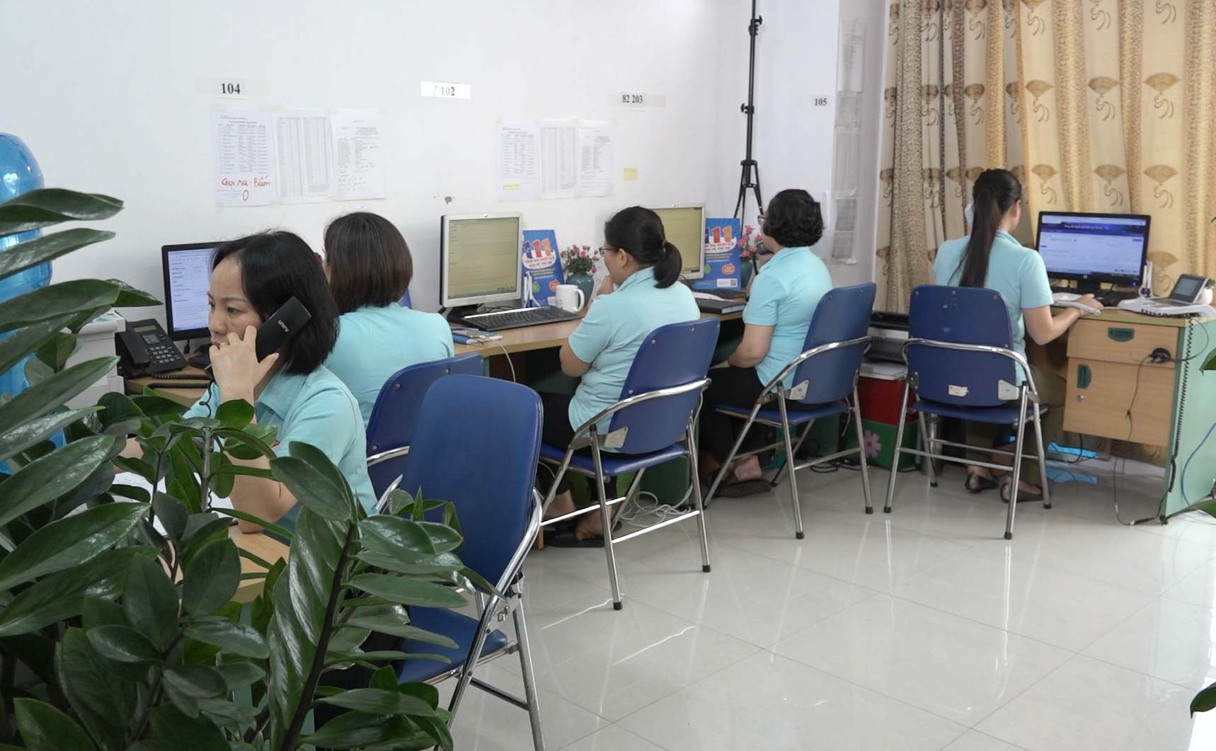 The staff of National High School 111 received the report, recorded the content, and instructed the family and children to keep evidence of the incident. Photo: Provided by hotline 111