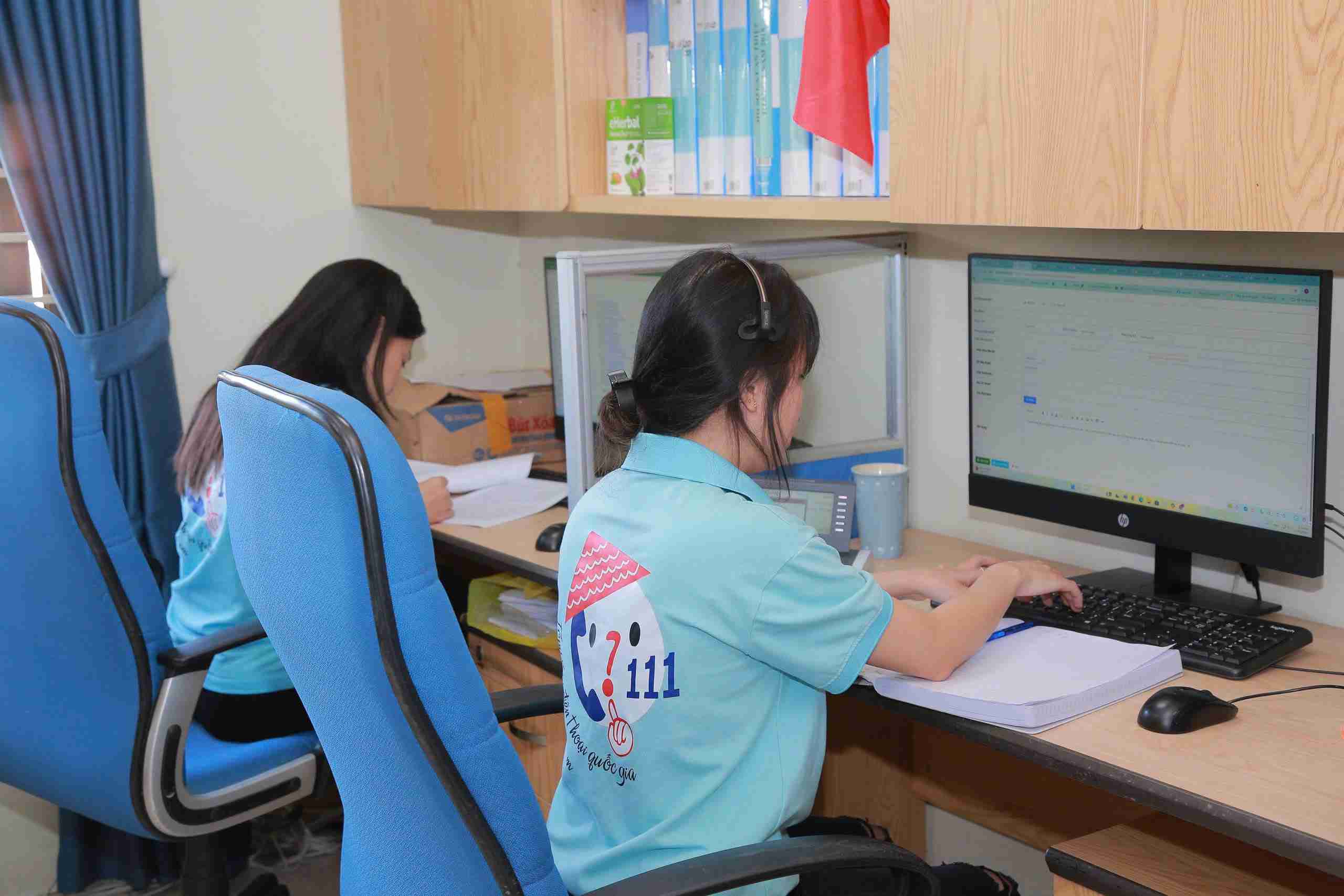 Tong dai 111 dong vai tro nhu mot diem tua, khi nguy co vuot qua kha nang xu ly cua gia dinh va nha truong. Anh: Tong dai 111 cung cap