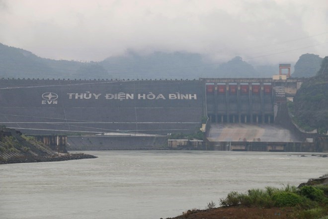 Hoa Binh Hydropower Plant has closed all bottom spillways to stabilize downstream flow. Photo: Yen San