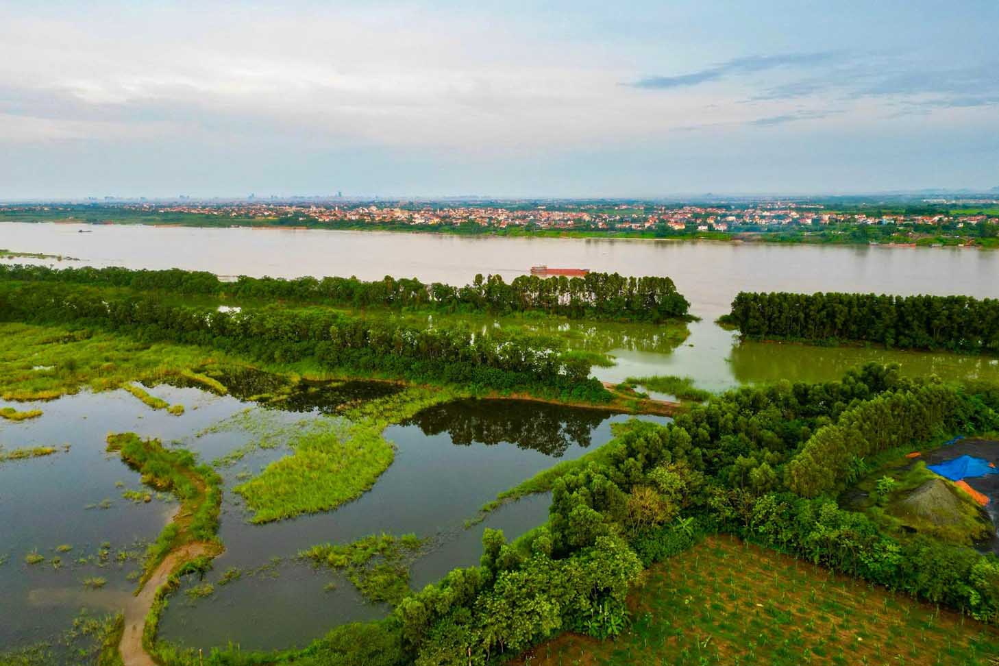 Van Phuc bridge construction area across the Red River. Photo: Trong Tai