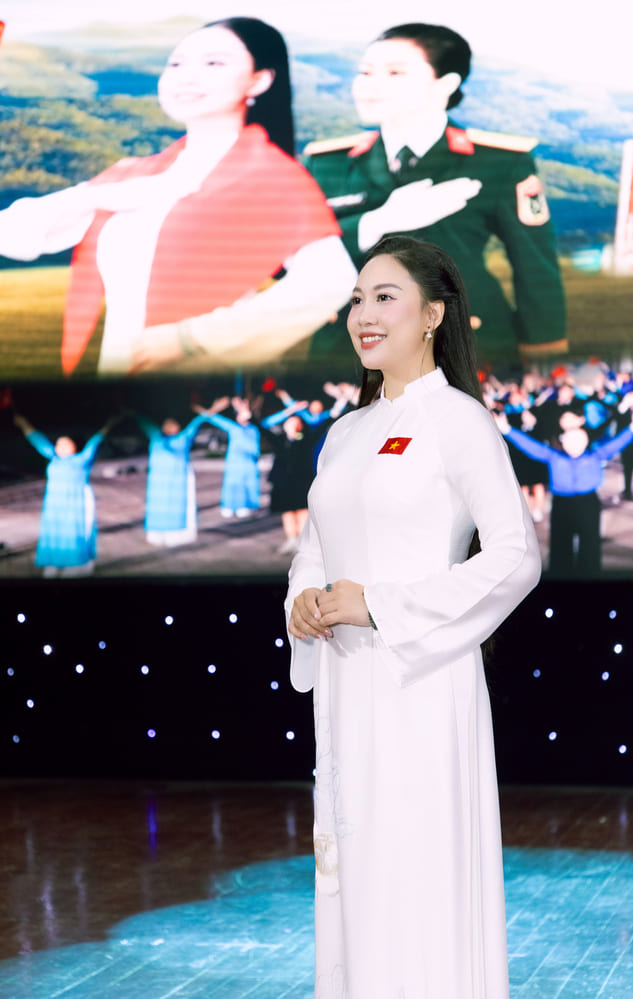 Ca si Tran Bich Ngoc 