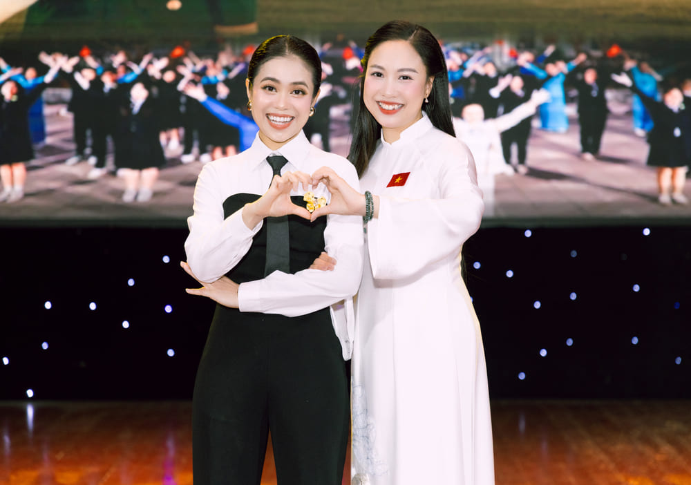 Du an la dau moc ky niem 15 nam tinh ban, tinh dong chi gan bo giua cap doi nghe si Tran Bich Ngoc va Hoang Hong Ngoc.