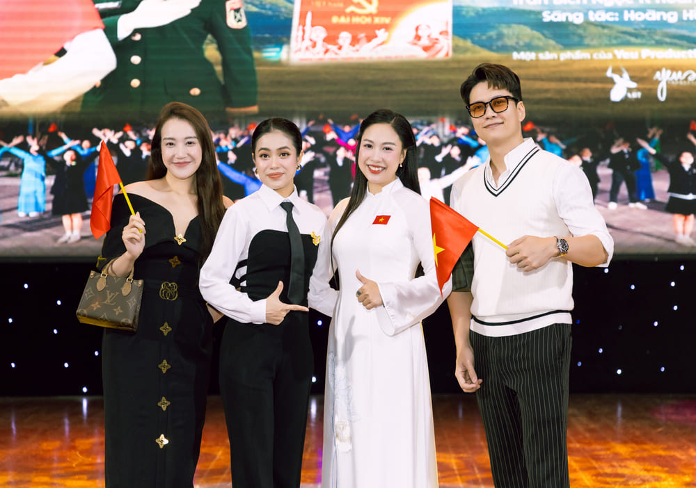 Nhieu dong nghiep den ung ho va chuc mung 