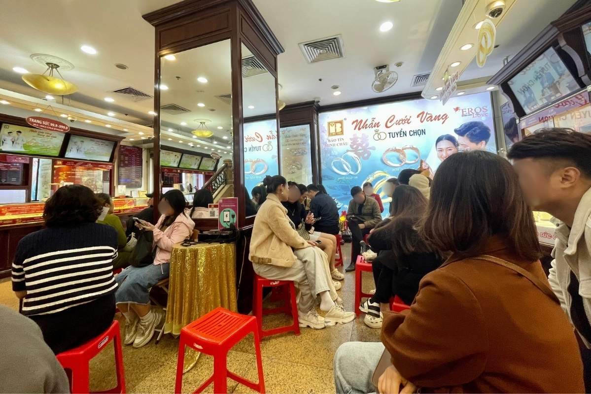 Nhieu nguoi cho toi luot ban ra theo so phieu cam tren tay. Anh: Ha Linh 