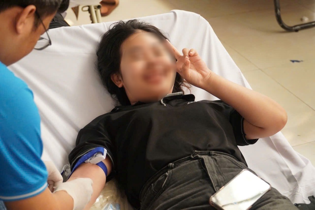 Union members in Nghia Thanh commune participate in voluntary blood donation. Photo: CDNT