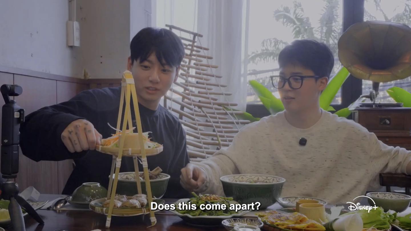 2 chang trai nhom BTS thuong thuc loat dac san Da Nang. Anh cat tu video