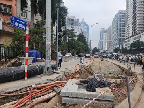 Hanoi expands the intersection of Le Van Luong - Hoang Minh Giam - Nguyen Tuan. Photo: Minh Hanh