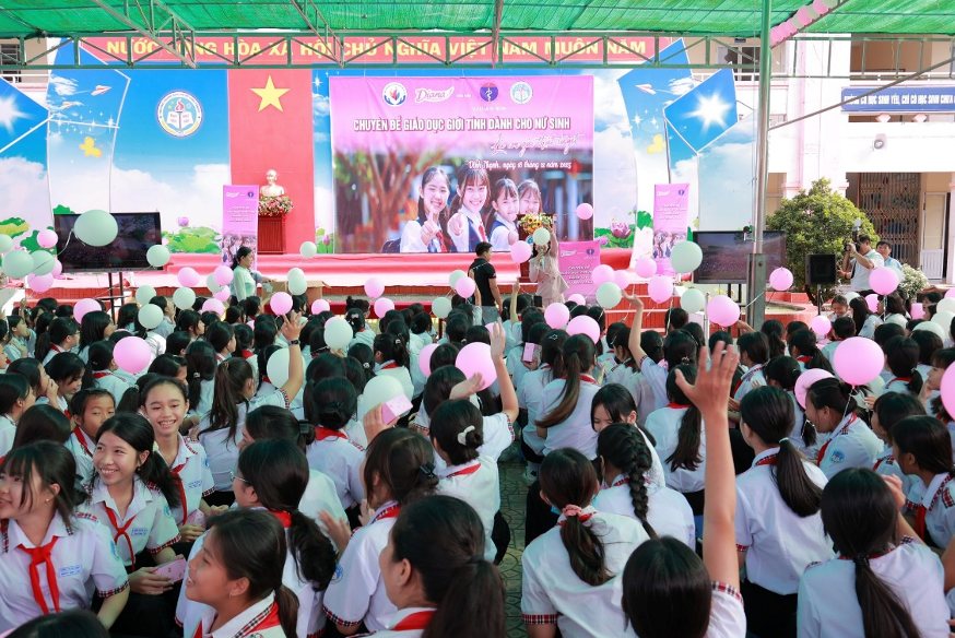 Chuoi hoi thao “La Con gai that tuyet” duoc to chuc trong khong gian “tuoi teen” voi am nhac va cac tro choi tuong tac, hoat dong hoi dap xen ke cac noi dung chia se. Anh: DNCC