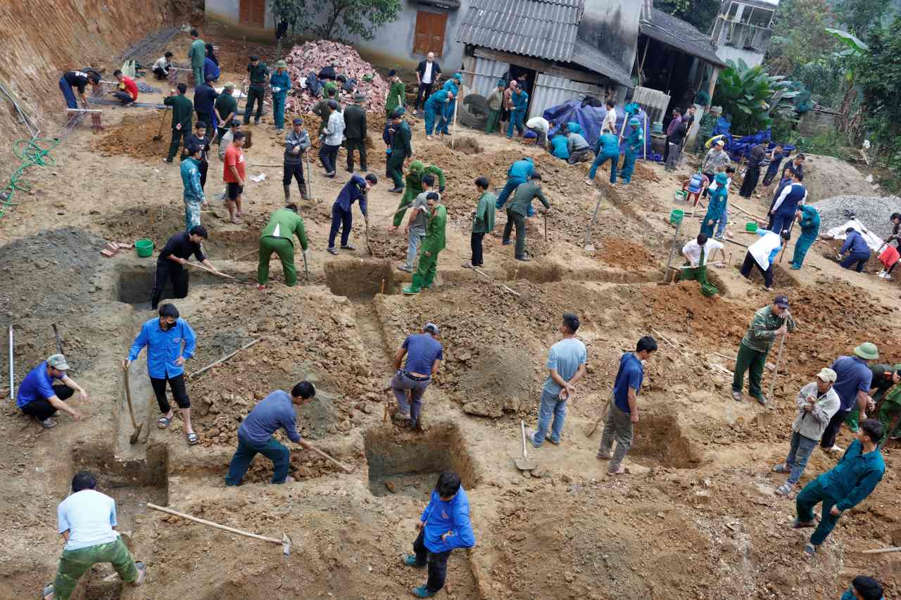 Gan 100 can bo, chien si cong an, quan doi cung luc luong cac khoi doan the tham gia ho tro lam nha moi cho nguoi dan bi anh huong boi thien tai. Anh: Van Duc