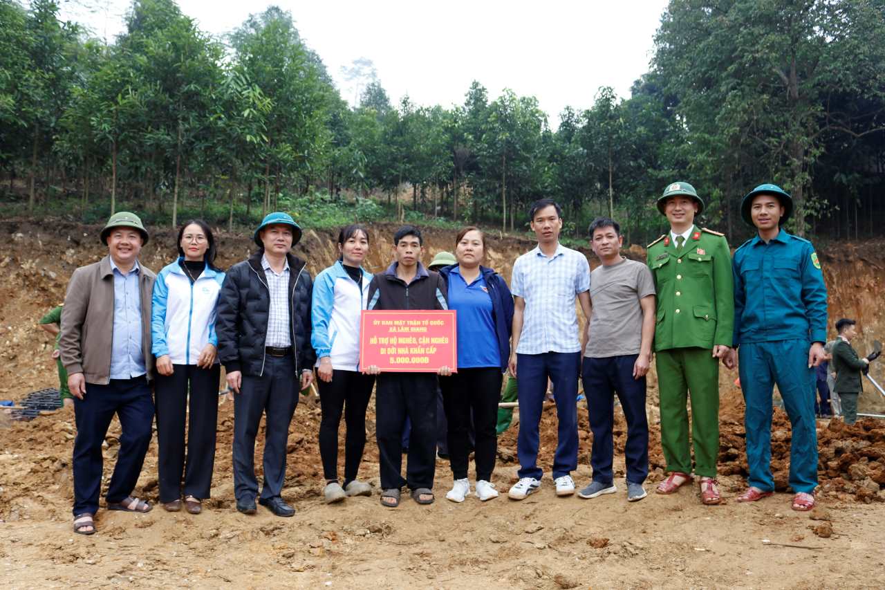 Mat tran To quoc tai cac dia phuong la cau noi giup viec trien khai cong tac ho tro, xay dung nha cho cac ho gia dinh bi anh huong boi thien tai trien khai nhanh chong, hieu qua. Anh: Van Duc