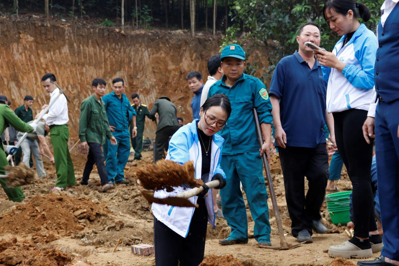 Doan vien thanh nien xa cung ba con tham gia ho tro ngay cong lao dong cho ho gia dinh anh Ly Van Hai. Anh: Van Duc