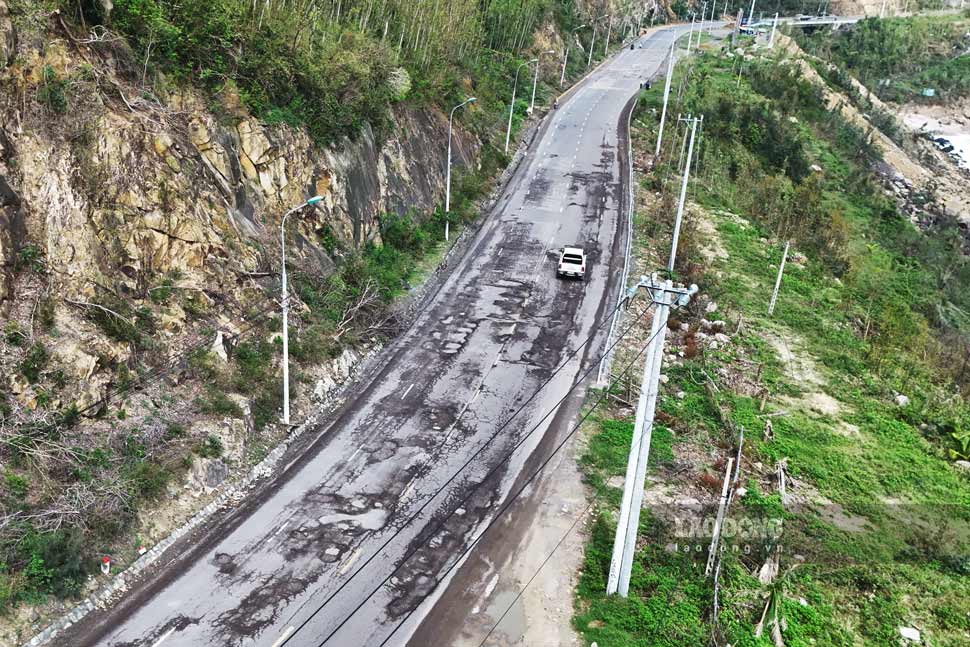 National Highway 1D connecting Gia Lai - Dak Lak province is shabby and damaged after storms and floods. Photo: Hoai Phuong