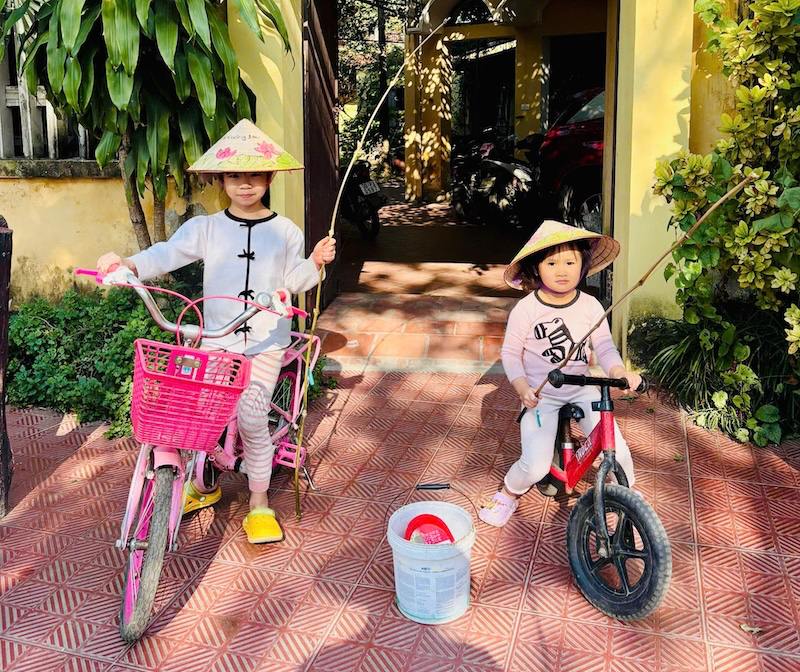 Children will develop their intelligence and emotions during their learning and playing. Photo: Huy Duc