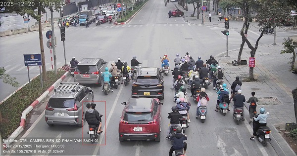 Propiedad de motocicleta multada en Hanoi. Foto: Departamento de Policia de Trafico