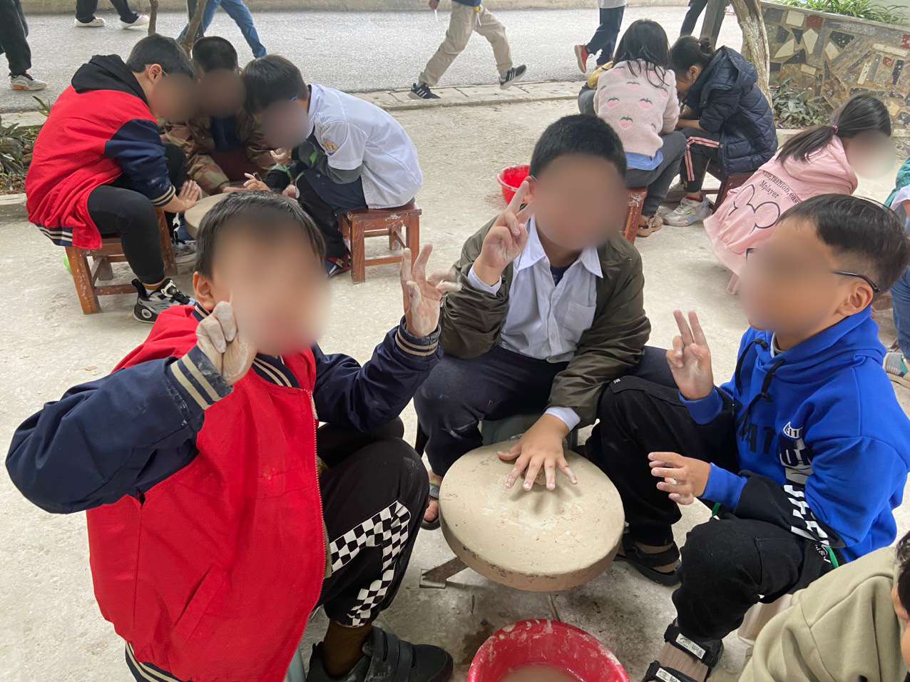 Tre em se vui choi an toan neu duoc nguoi lon huong dan va giam sat. Anh: Duc Van