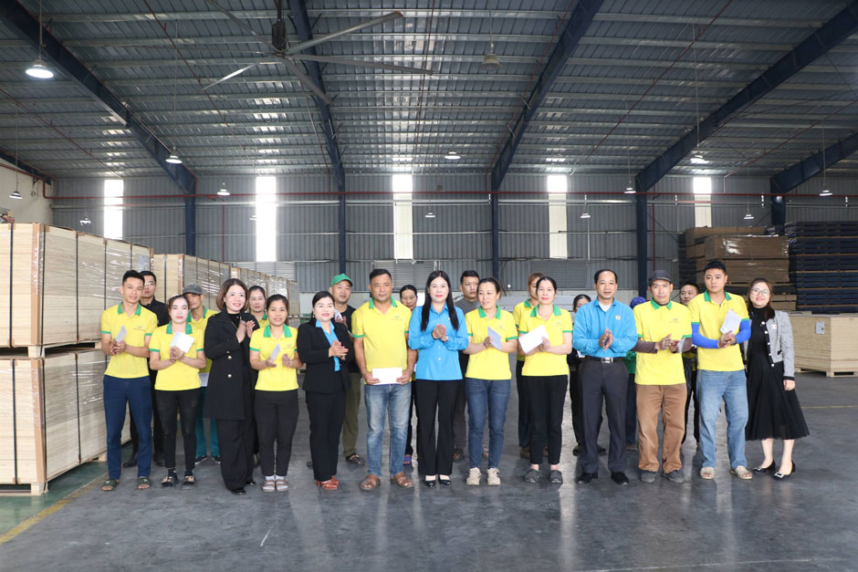 Ba Nguyen Thi Bich Nhiem - Chu tich LDLD tinh Lao Cai tang qua den doan vien, nguoi lao dong. Anh: Manh Hung